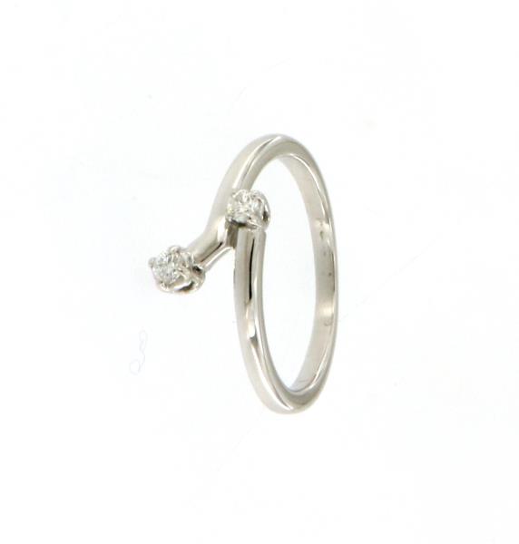 ANELLO IN ORO BIANCO 750\1000 CONTRARIE' CON 2 DIAMANTINI  CT 0,1 COLORE H PUREZZA VS MIS 11 - 