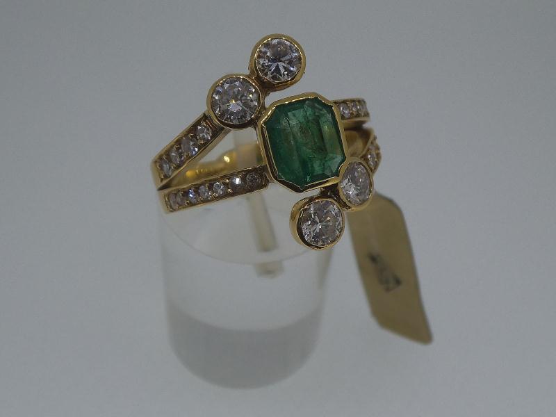 ANELLO ORO GIALLO 750/1000 CON SMERALDO TAGLIO SMERALDO. CON 4 DIAM. DA 20 PT. CAD.8 DA 3 PT. CAD. E 14 DA 2 PT. CAD. - 