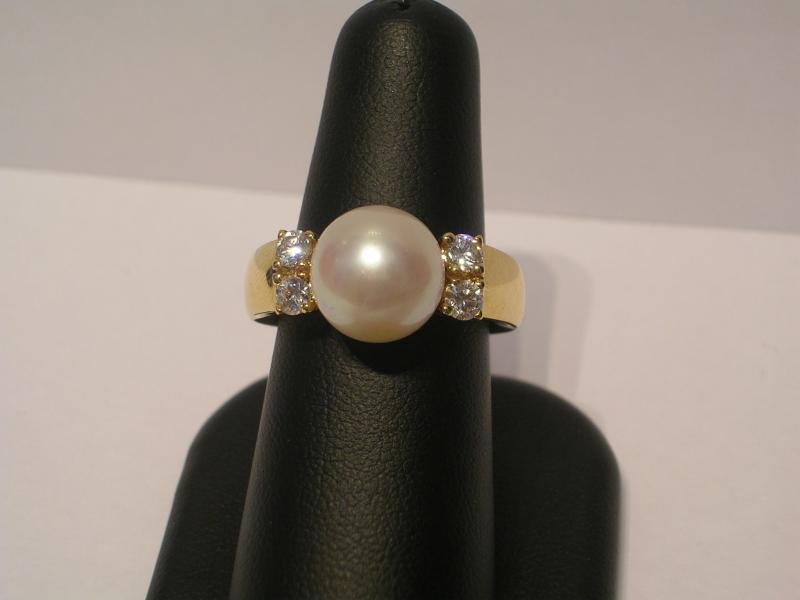 ANELLO ORO GIALLO 750/1000 PERLA MARE E 4 DIAM. DA 0,15 CT CAD. "SCHOEFFEL" - 