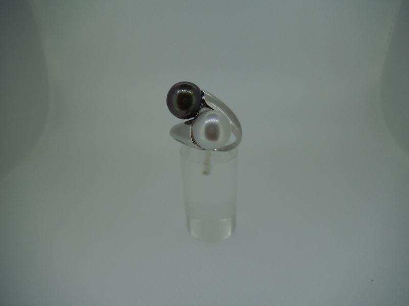 ANELLO ORO BIANCO 750/1000 CONTRARIE' DI PERLE 1 NERA E 1 BIANCA - 