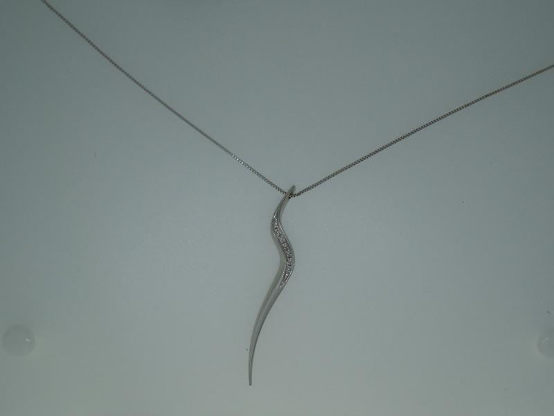 COLLANA ORO B. 750/1000 CON PENDENTE E 7 DIAMANTI T. BRILLANTE DA 0,005 CAD.  - 