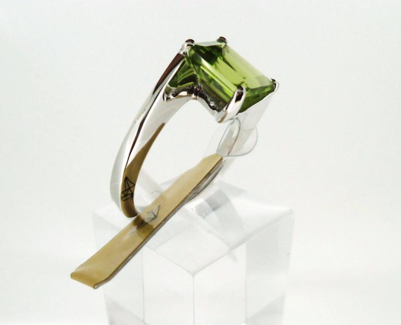 ANELLO ORO BIANCO 750/1000 CON PERIDOT CENTRALE - 