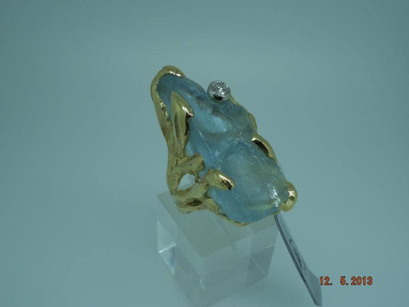 ANELLO ORO GIALLO 750/1000 CON ACQUAMARINA  GREZZA  E DIAMANTE   DA 0.10 CT LAVORAZIONE ARTIGIANALE - 