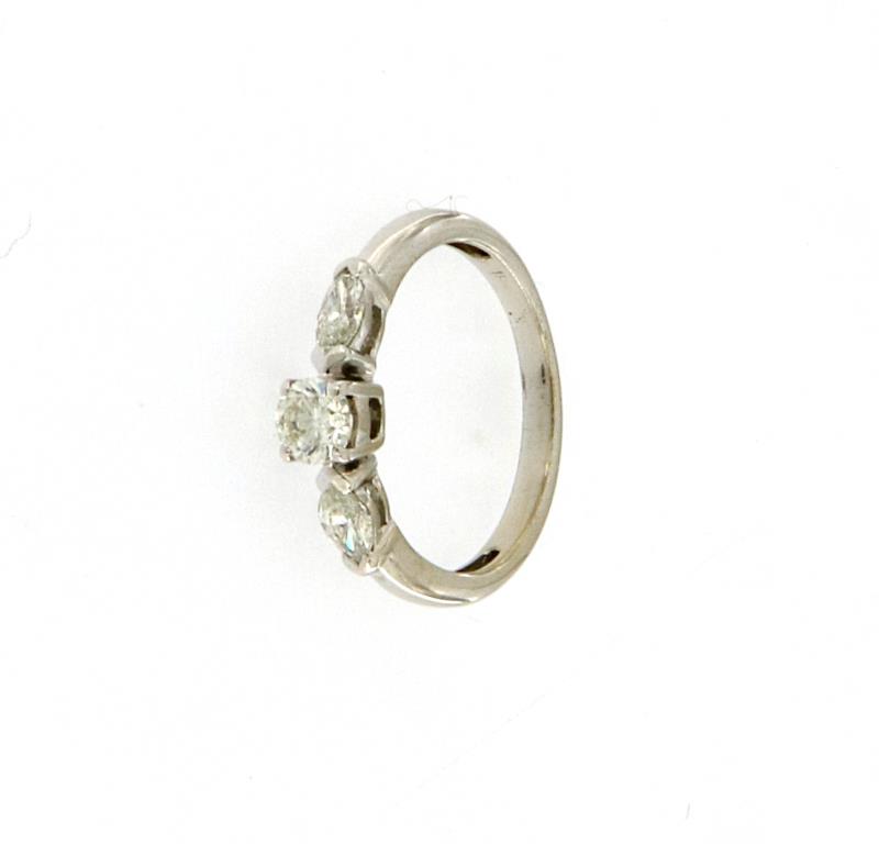 ANELLO ORO BIANCO 750/1000 CON DIAMANTE CENTRALE PI&Ugrave; 2 DIAMANTI LATERALI CT 0,15 COLORE H PUREZZA VS MIS 8 - 