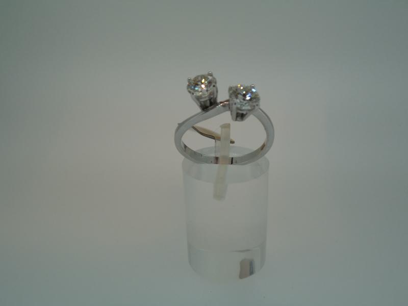ANELLO ORO B.CO 750/1000 CONTRARIE' CON DUE DIAM. NATURALI DA 0,61 KT CAD. COL J  VS - 