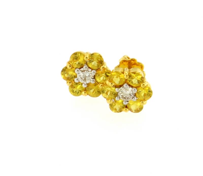 COPPIA DI ORECCHINI ORO GIALLO 750/1000 FIORE CON DIAMANTE CENTRALE TAGLIO BRILLANTE E ZAFFIRI GIALLI - 