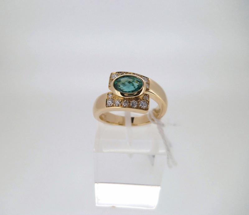 ANELLO CON SMERALDO E 4 BRILLANTI DA 2 PT E 10 DA 1 PT ORO GIALLO 750/000 - 
