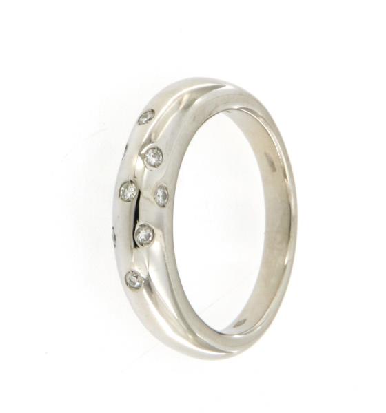 ANELLO IN ORO BIANCO 750\1000 FASCIA BOMBATA CON 8 DIAMANTINI  CT 0,16 COLORE H, PUREZZA VS MIS 20 - 